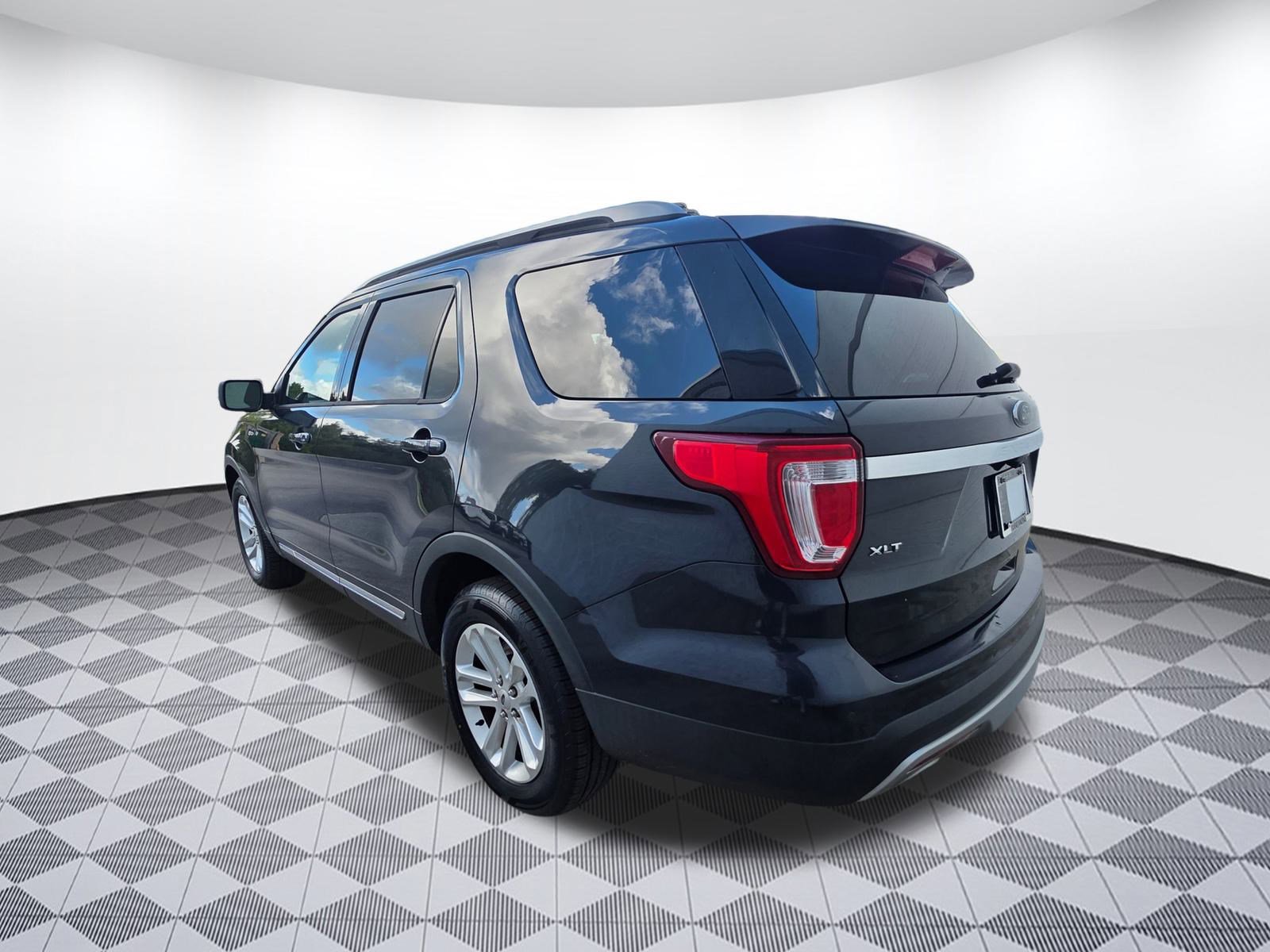 2017 Ford Explorer XLT photo 2