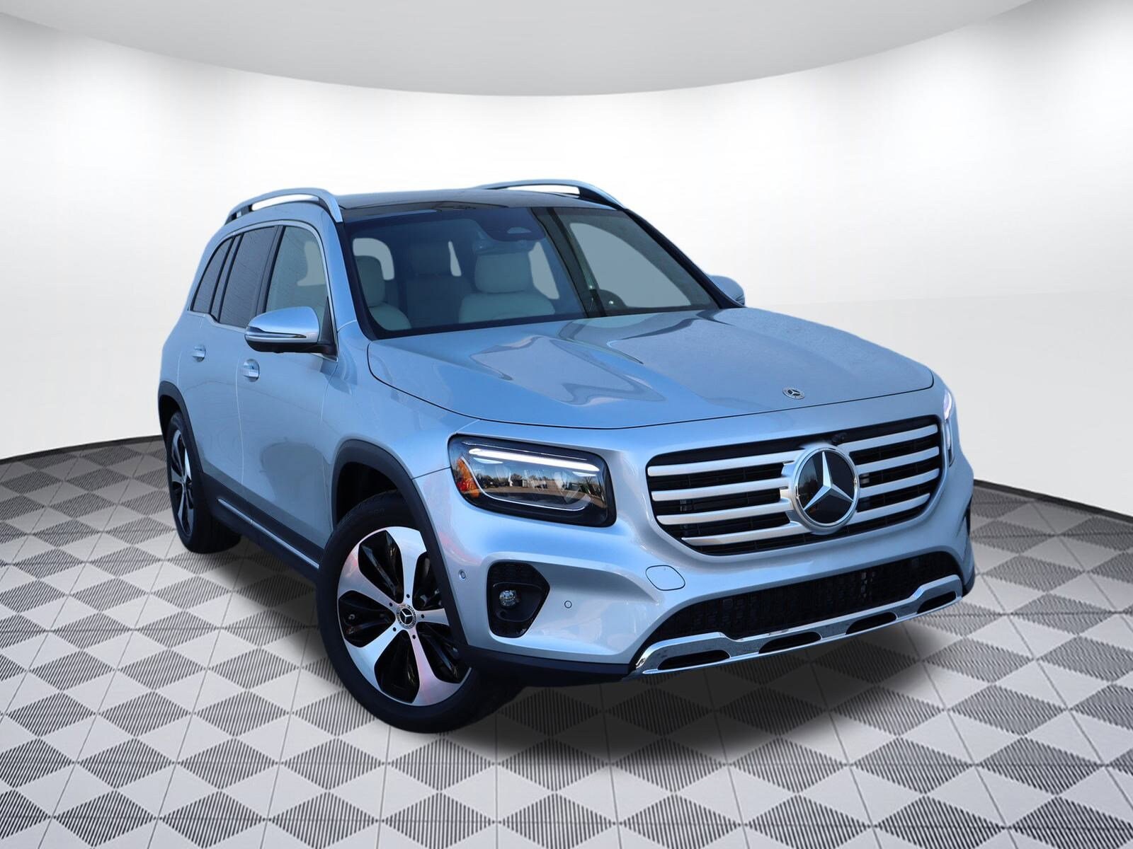 2025 Mercedes Benz GLB 250 photo 2