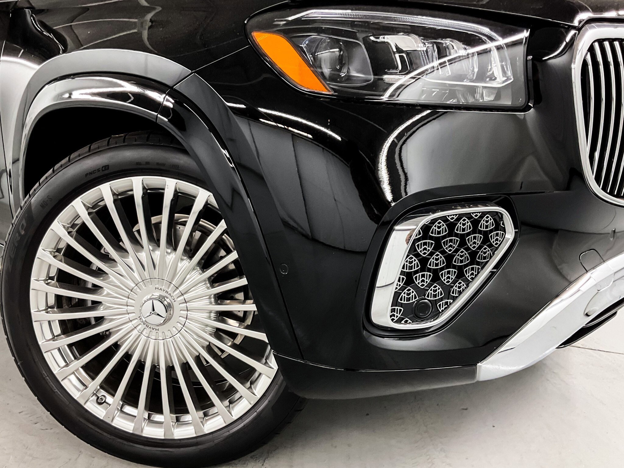 2025 Mercedes Benz GLS Maybach 600 4MATIC photo 2