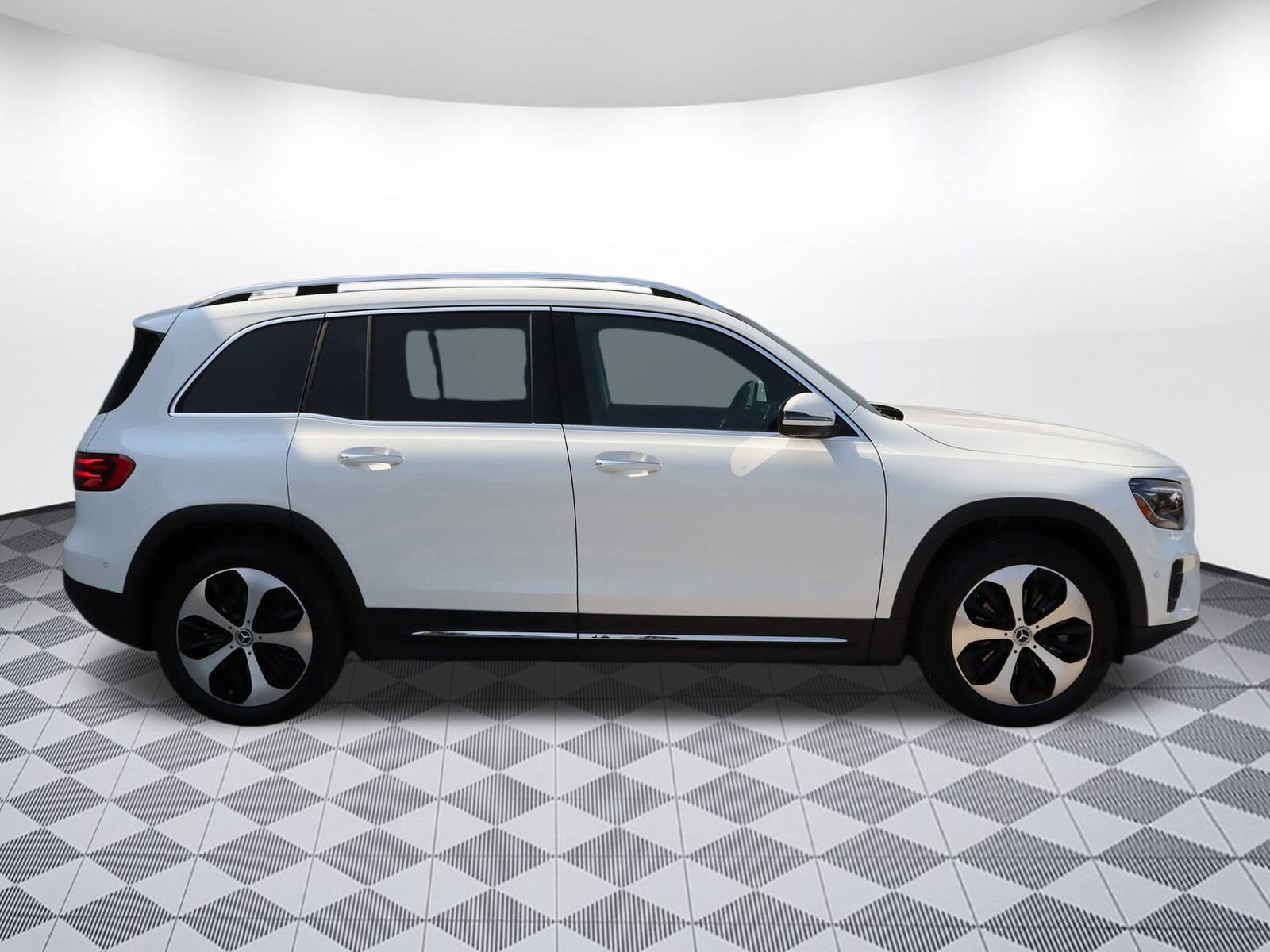 2025 Mercedes Benz GLB 250 photo 4