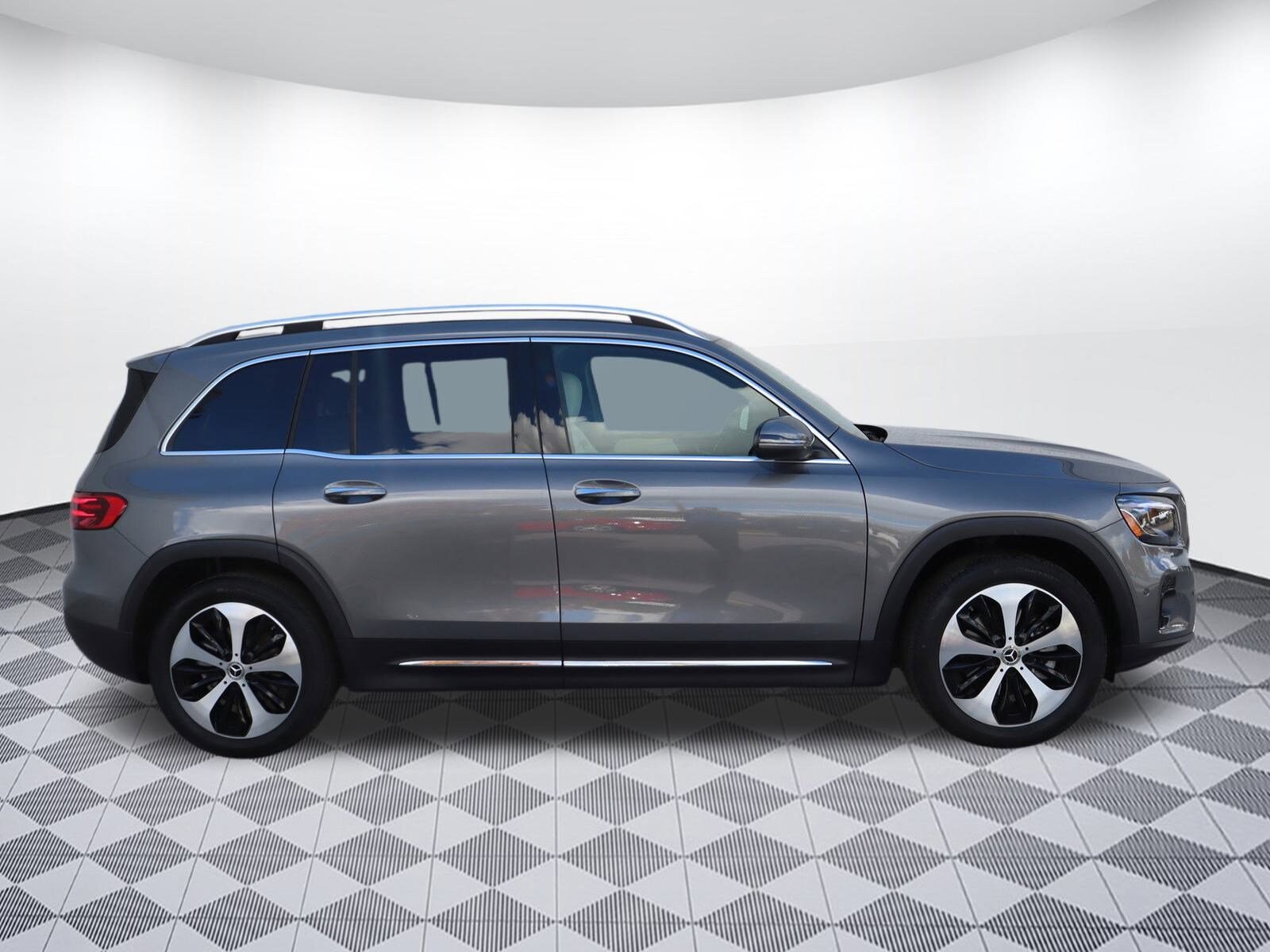 2025 Mercedes Benz GLB 250 photo 4