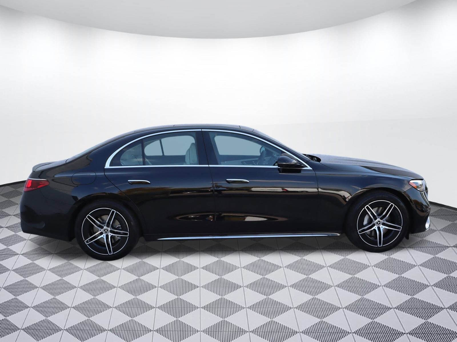 2025 Mercedes Benz E 350 photo 4