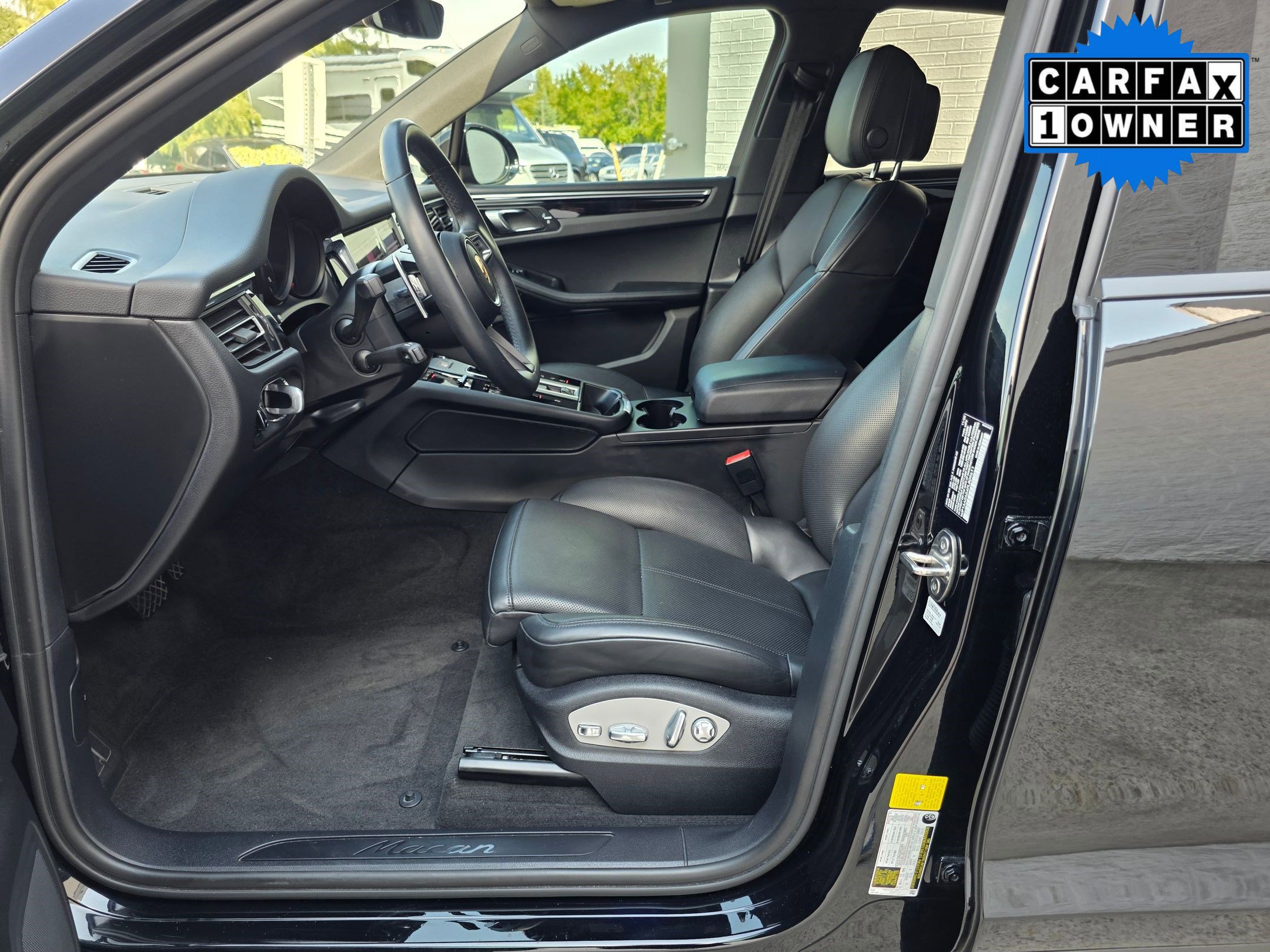 2023 Porsche Macan T photo 4