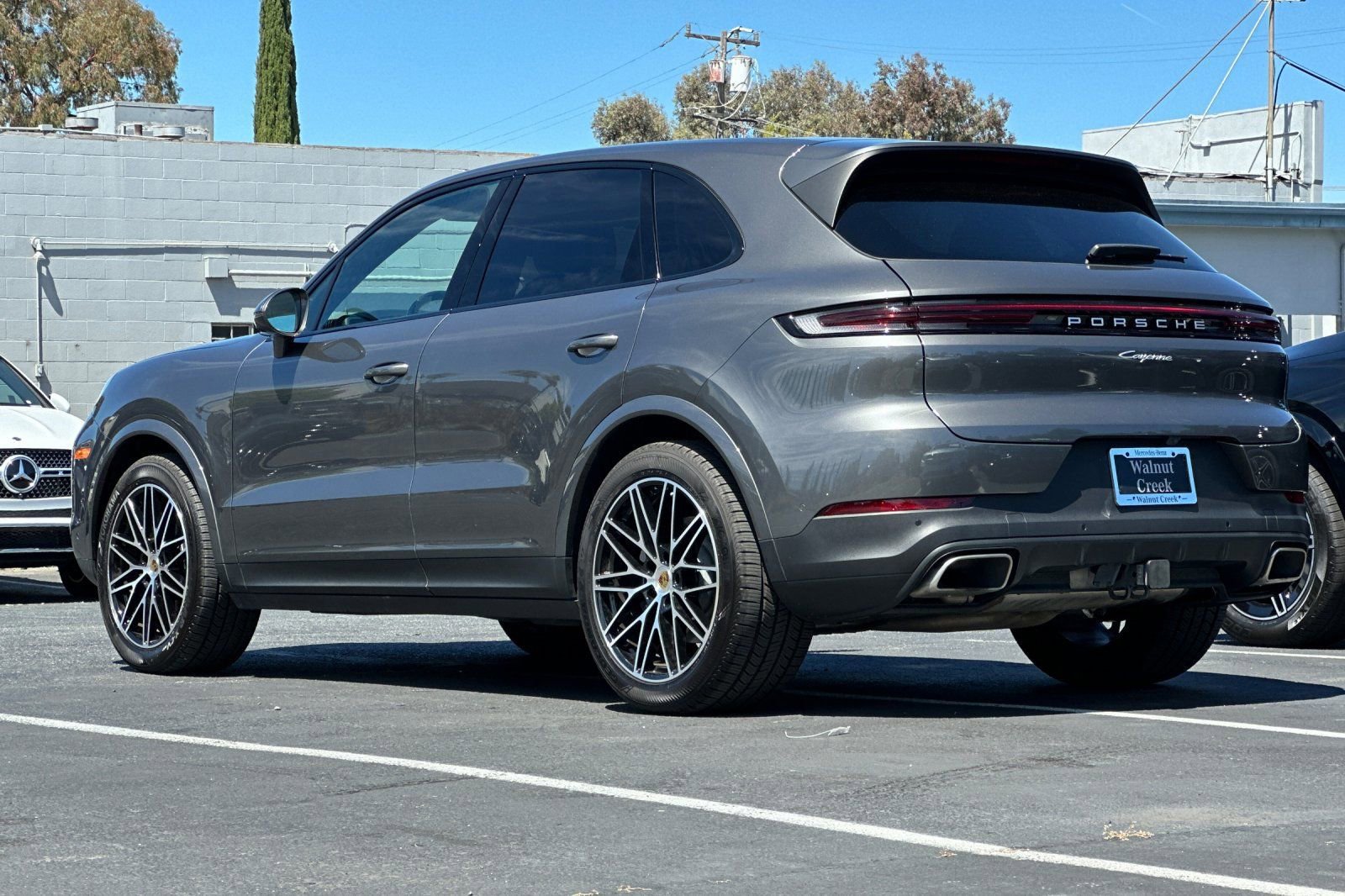 2024 Porsche Cayenne photo 2