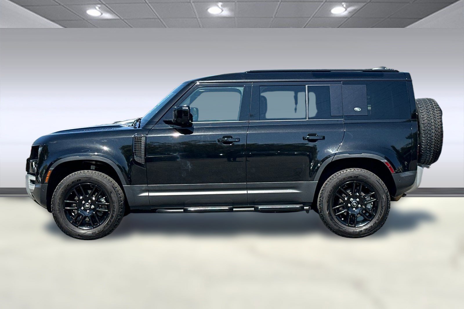 2024 Land Rover Defender 110 S photo 2