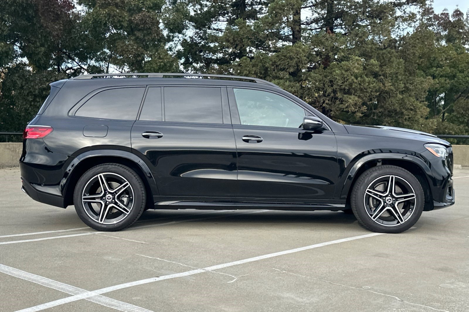 2025 Mercedes Benz GLS 450 4MATIC photo 2