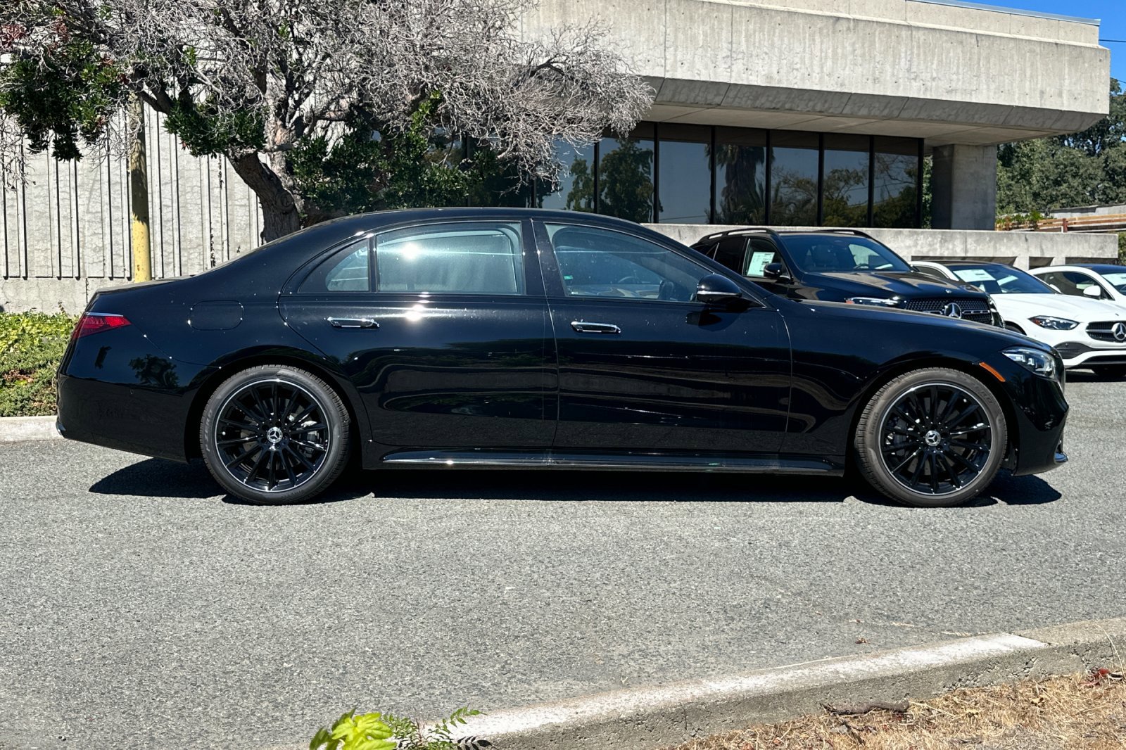2025 Mercedes Benz S 580e 4MATIC photo 2