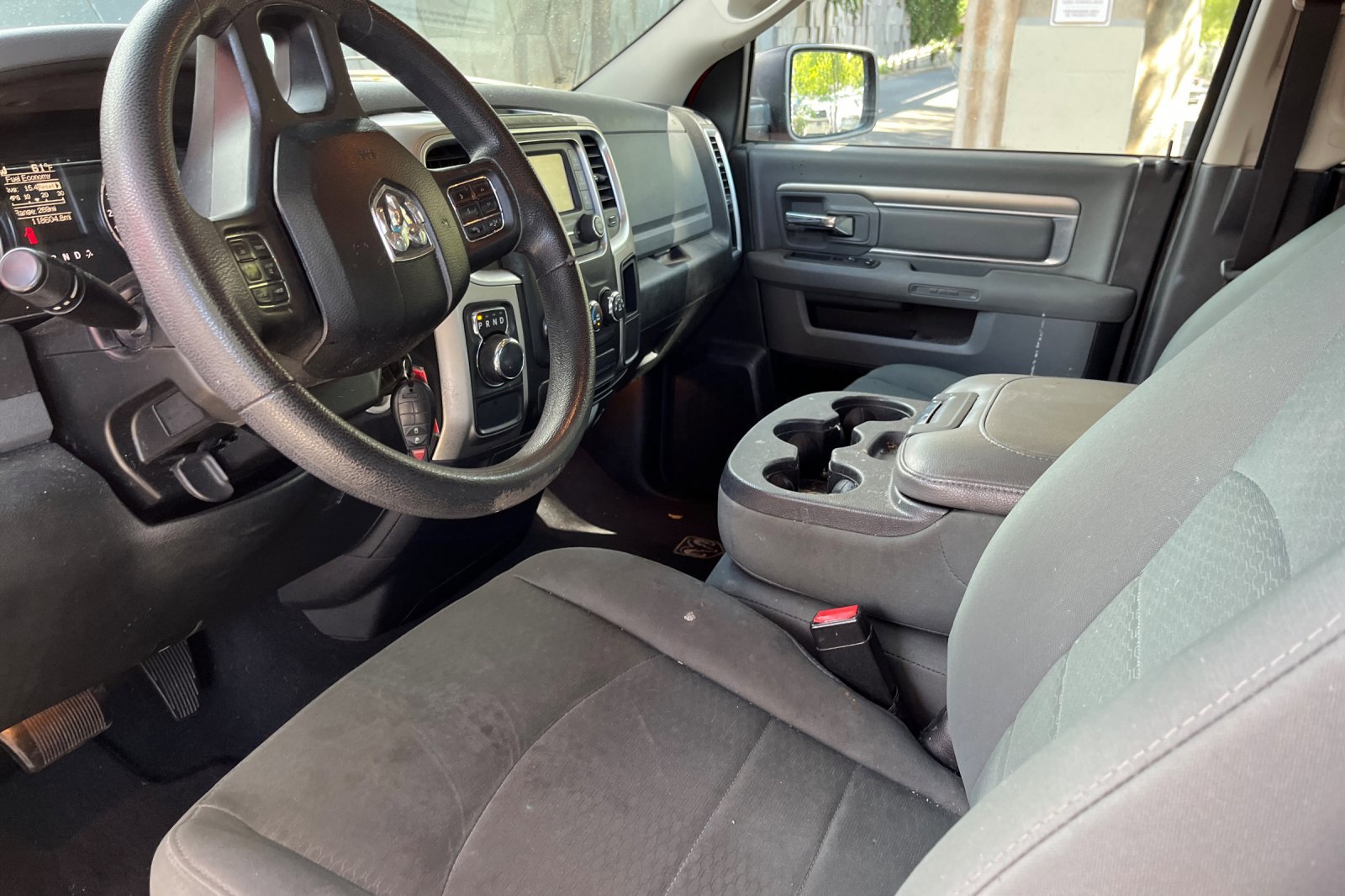 2014 Ram 1500 SLT photo 4