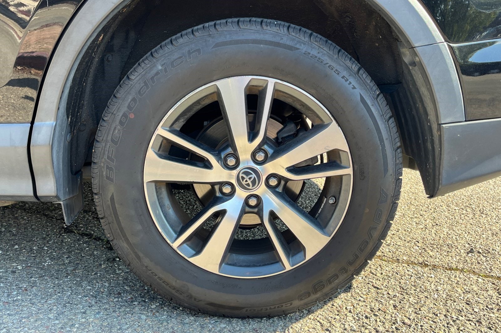 2017 Toyota RAV4 XLE FWD photo 6