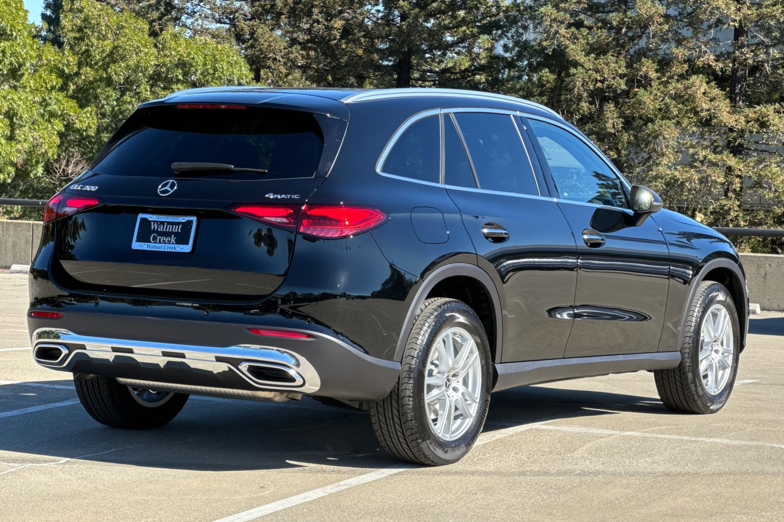 2025 Mercedes Benz GLC 300 photo 3