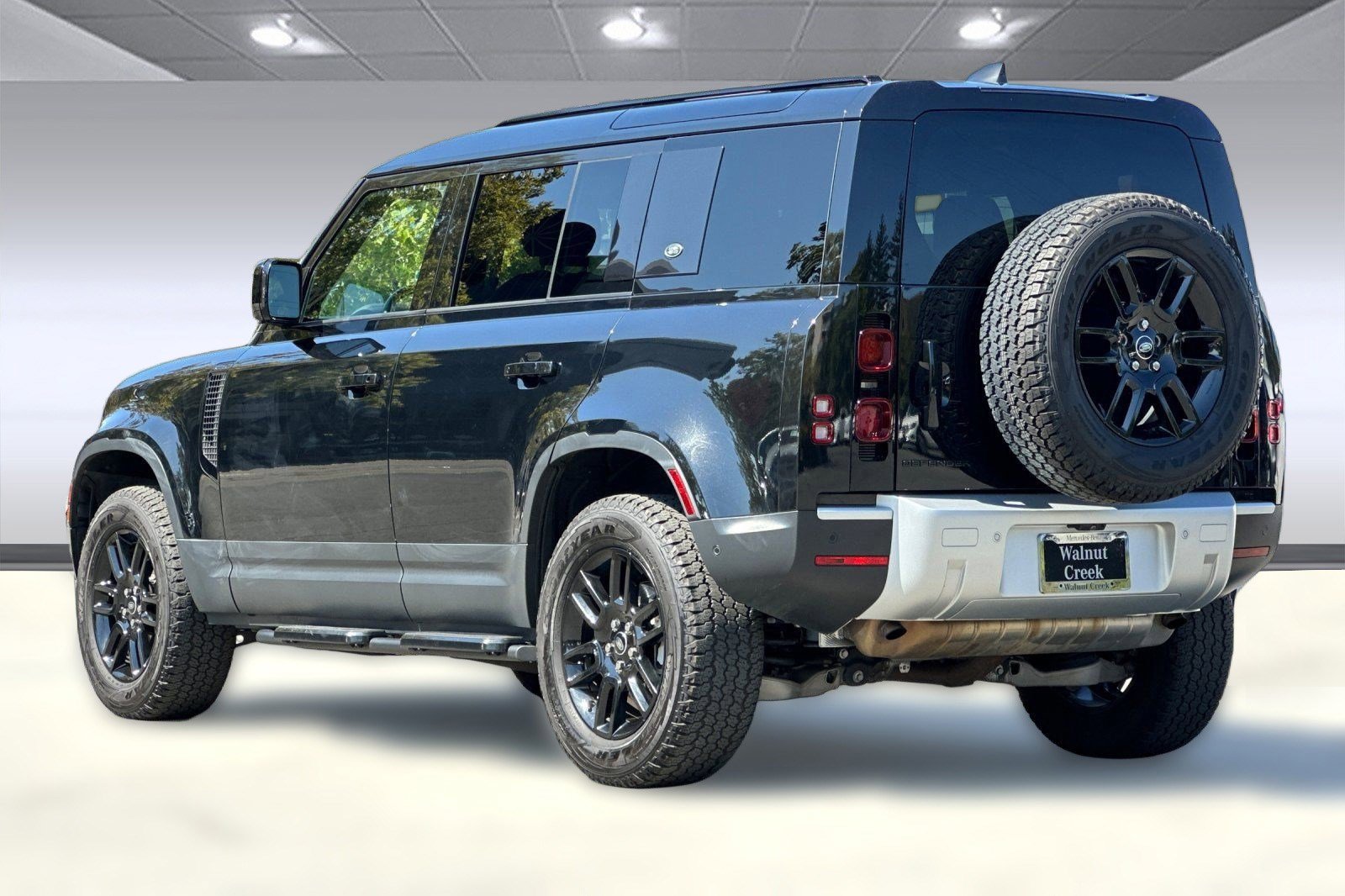 2024 Land Rover Defender 110 S photo 3