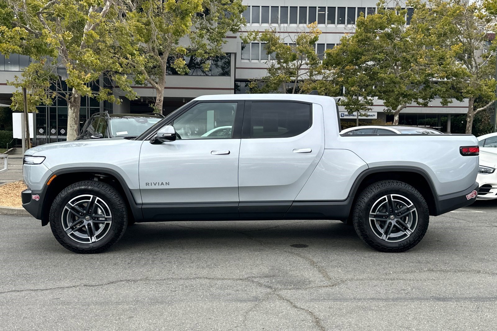 2025 Rivian R1T Adventure photo 2