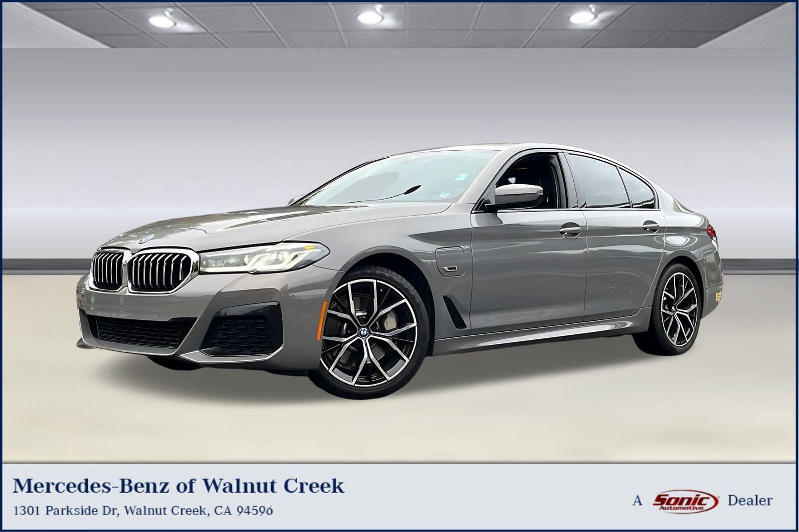 2022 BMW 5 Series 530e's photo