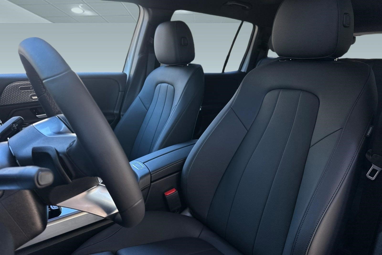 2026 Mercedes-Benz GLB 250 SUV photo 4