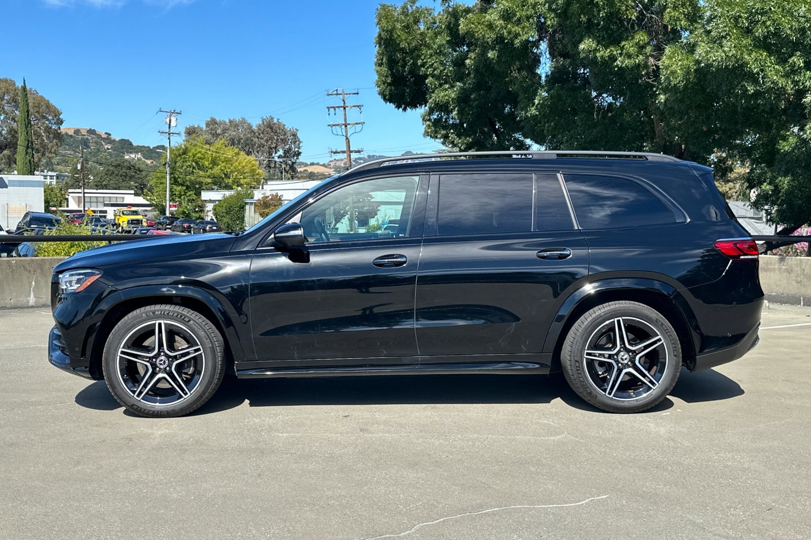 2023 Mercedes Benz GLS 450 4MATIC photo 2