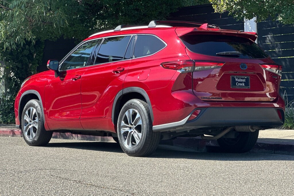 Used 2022 Toyota Highlander Hybrid XLE FWD SUV