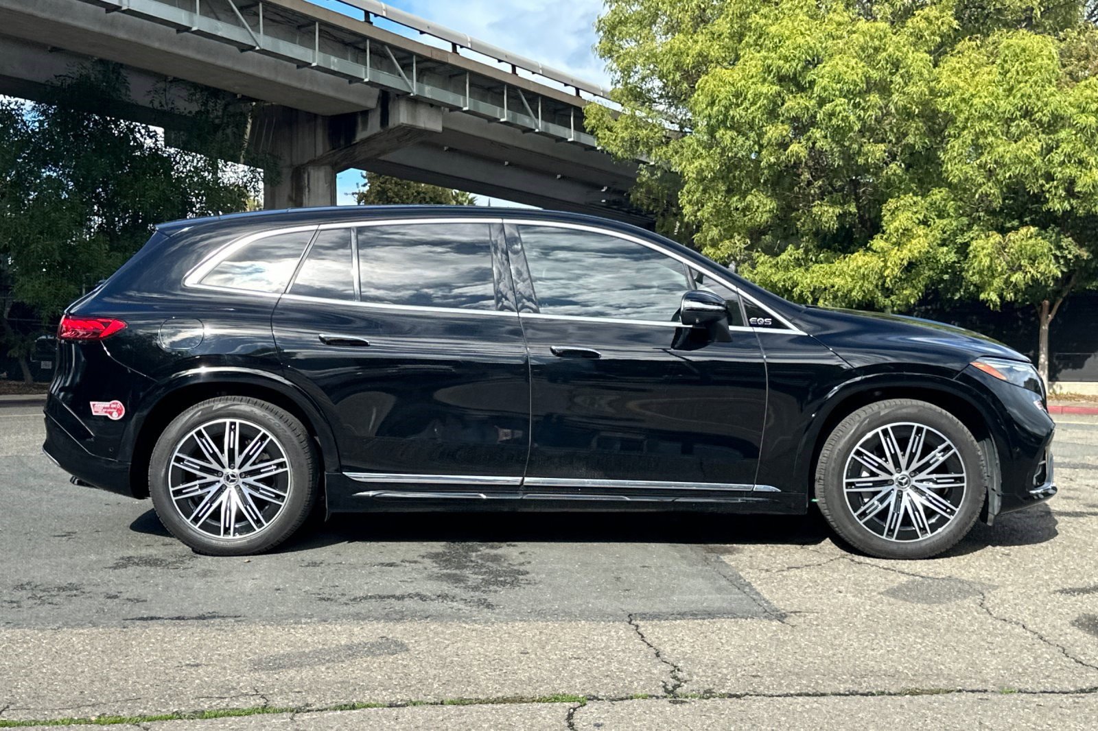 2023 Mercedes Benz EQS SUV 450 4MATIC photo 2