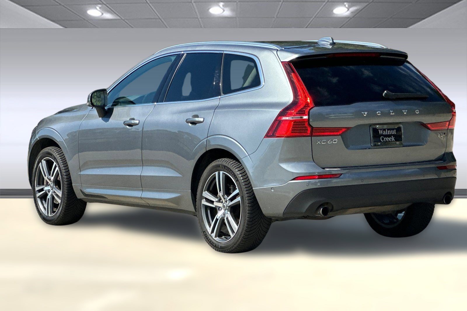 2019 Volvo XC60 T5 Momentum photo 2