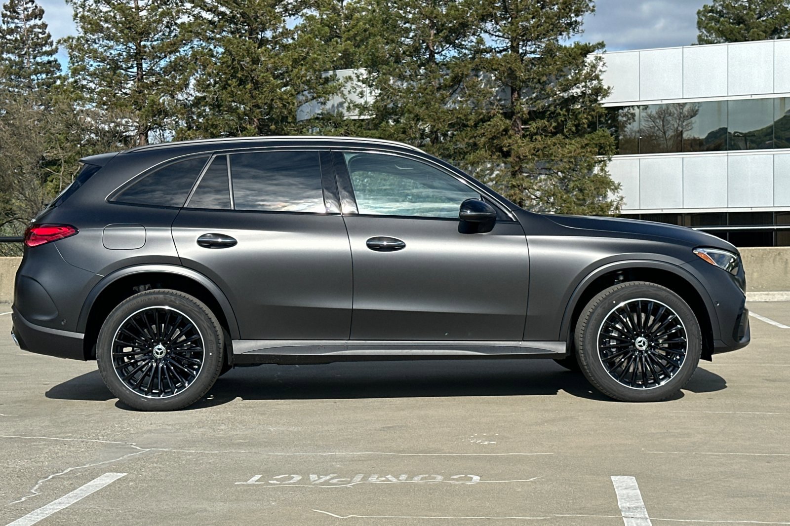 2025 Mercedes Benz GLC 300 photo 2