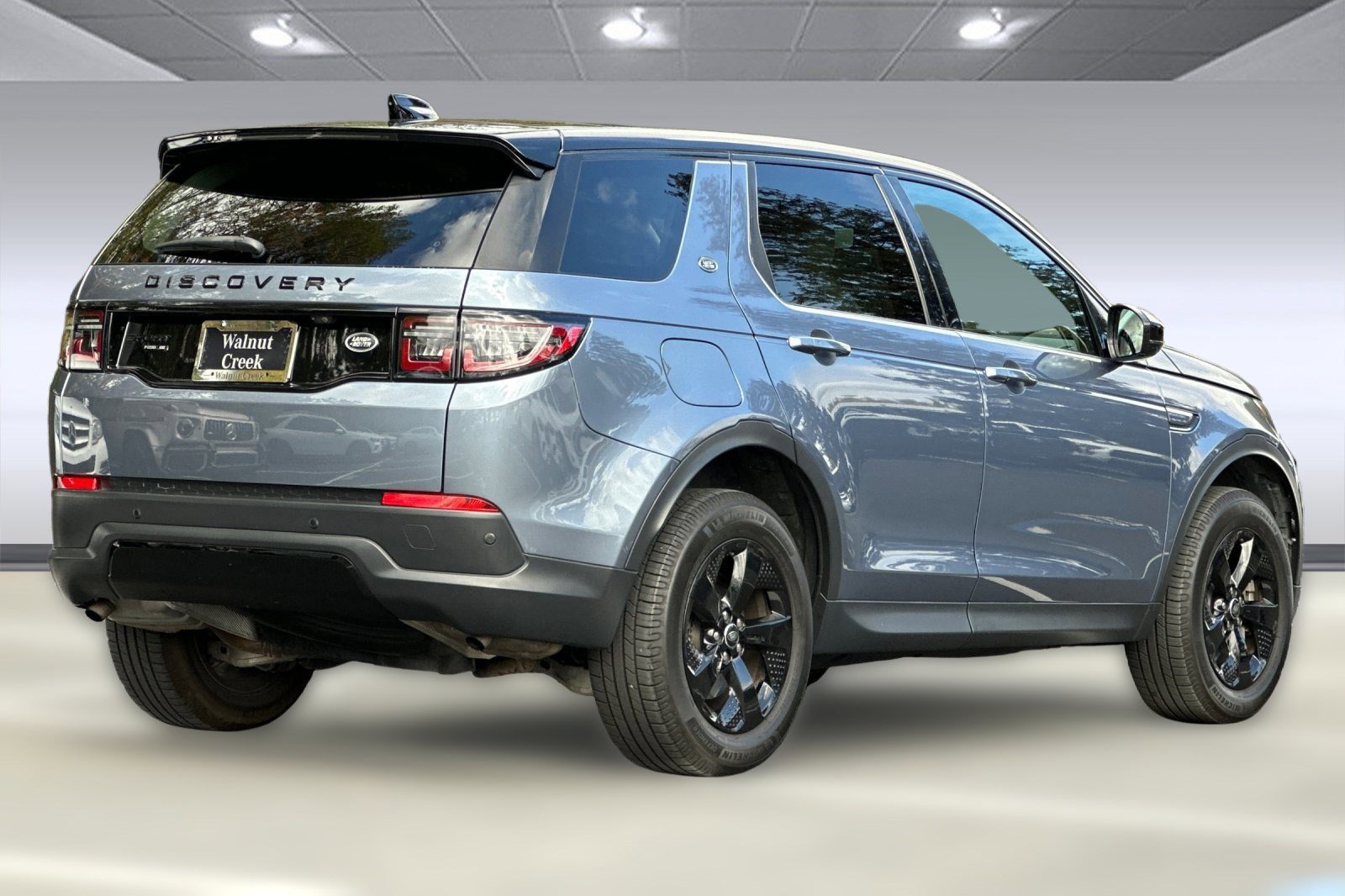 2020 Land Rover Discovery Sport SE photo 2