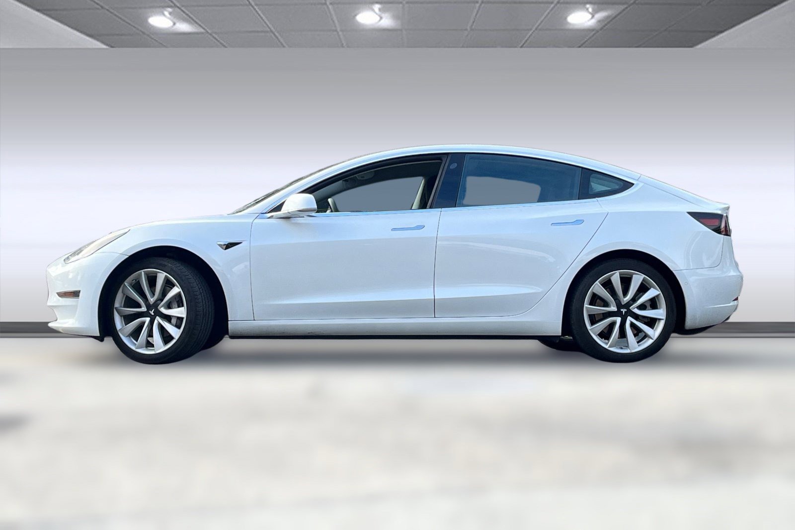 2020 Tesla Model 3 Standard Range Plus photo 2