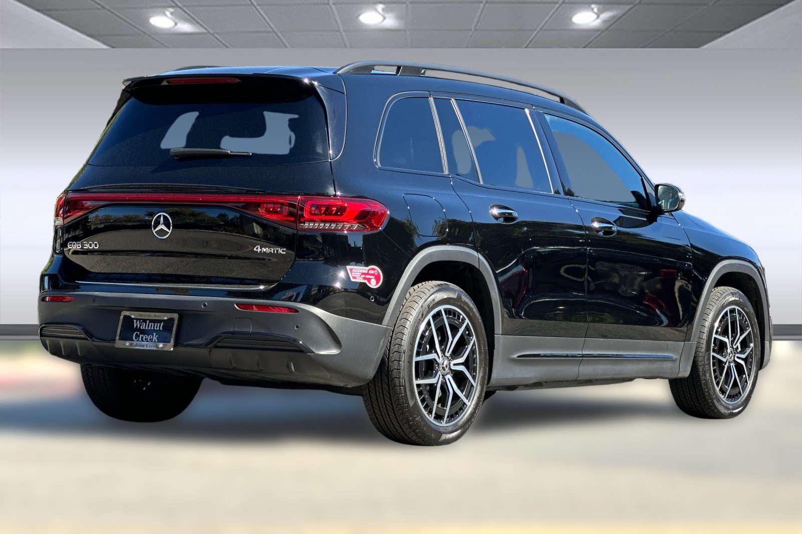 2023 Mercedes Benz EQB 300 4MATIC photo 2