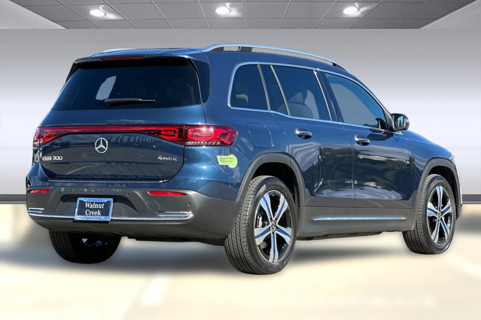 2023 Mercedes Benz EQB 300 4MATIC photo 2