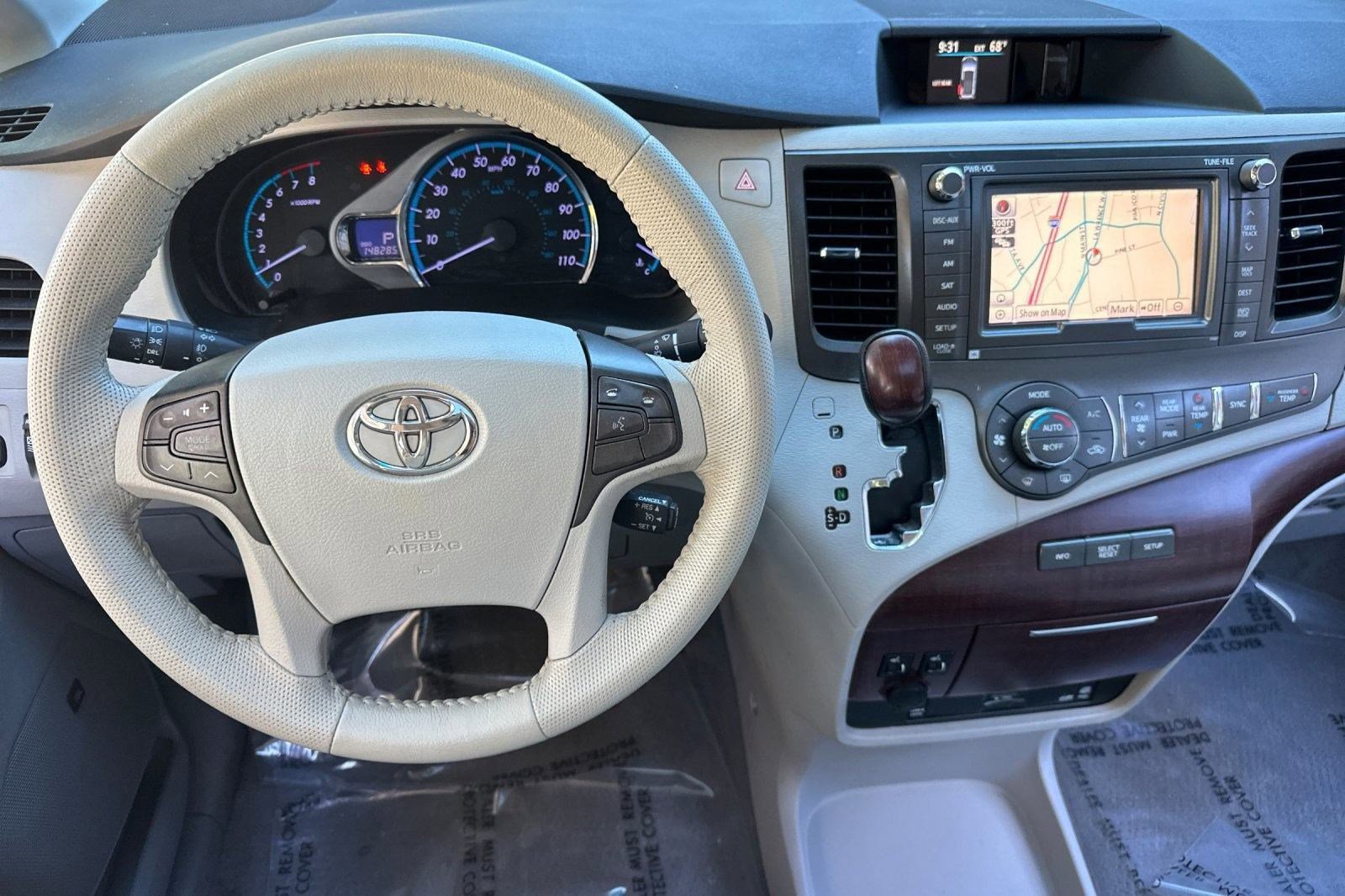 2011 Toyota Sienna XLE photo 4