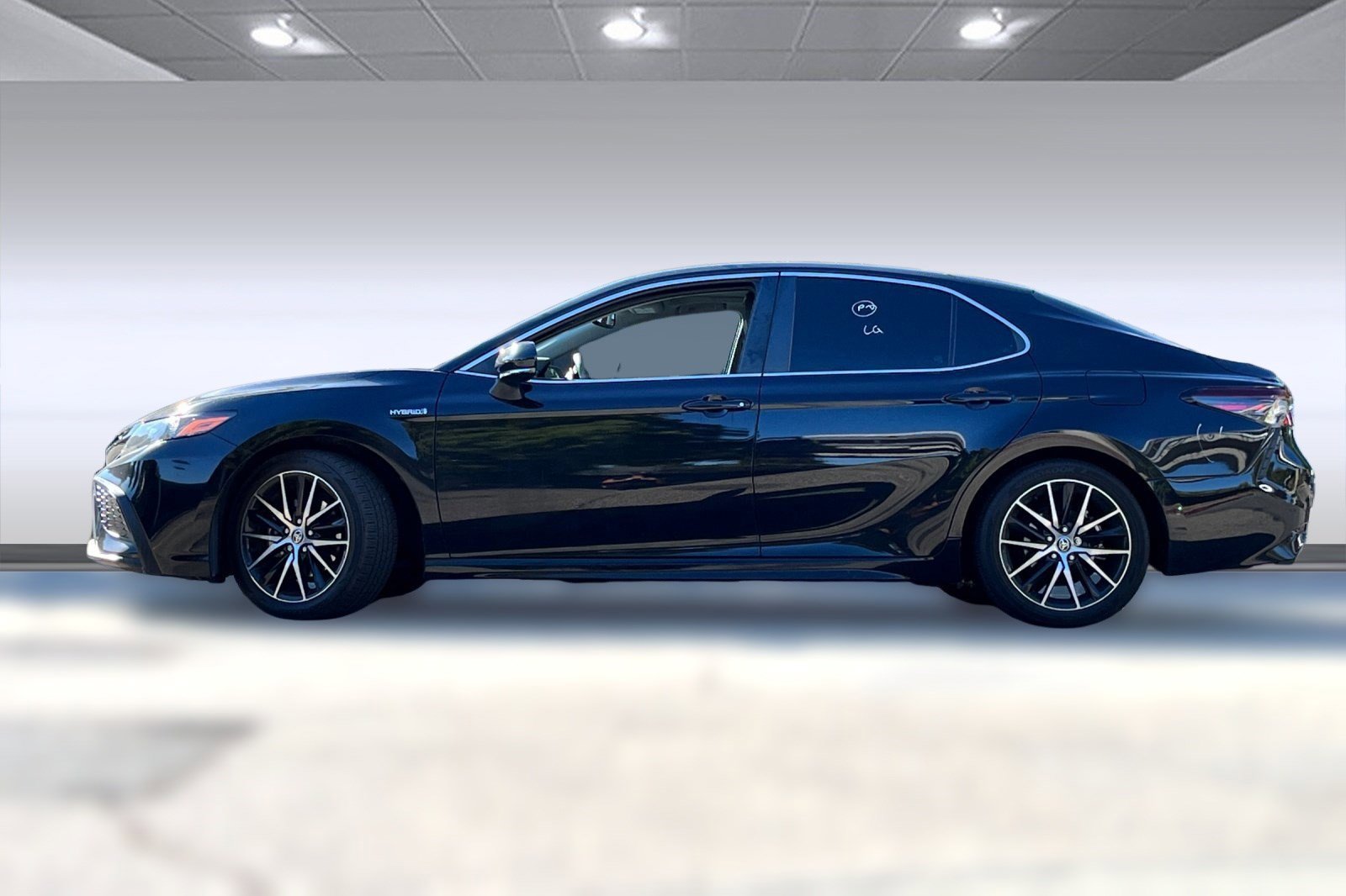 2021 Toyota Camry Hybrid SE photo 2