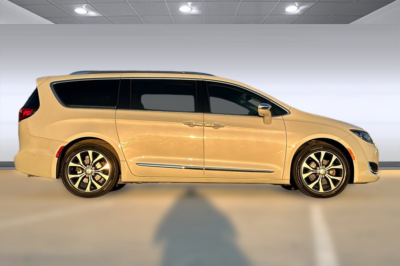 2017 Chrysler Pacifica Limited photo 2