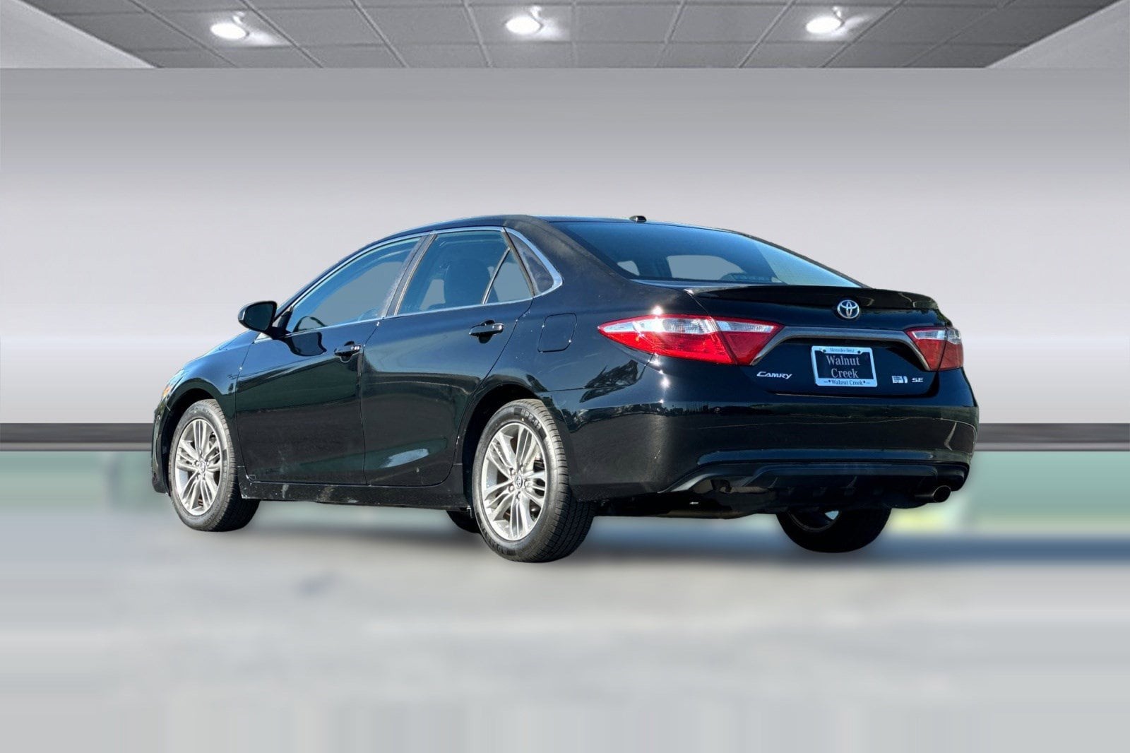 2016 Toyota Camry Hybrid 4dr Sdn SE photo 2