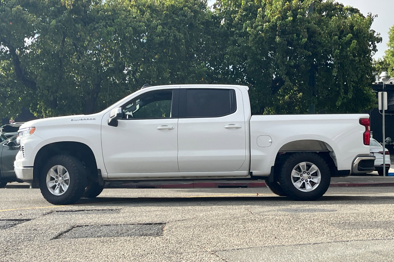 2023 Chevrolet Silverado 1500 photo 2