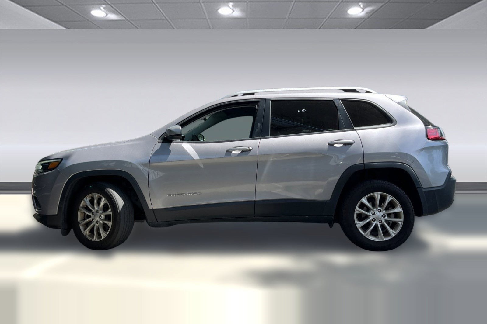 2020 Jeep Cherokee Latitude FWD photo 2