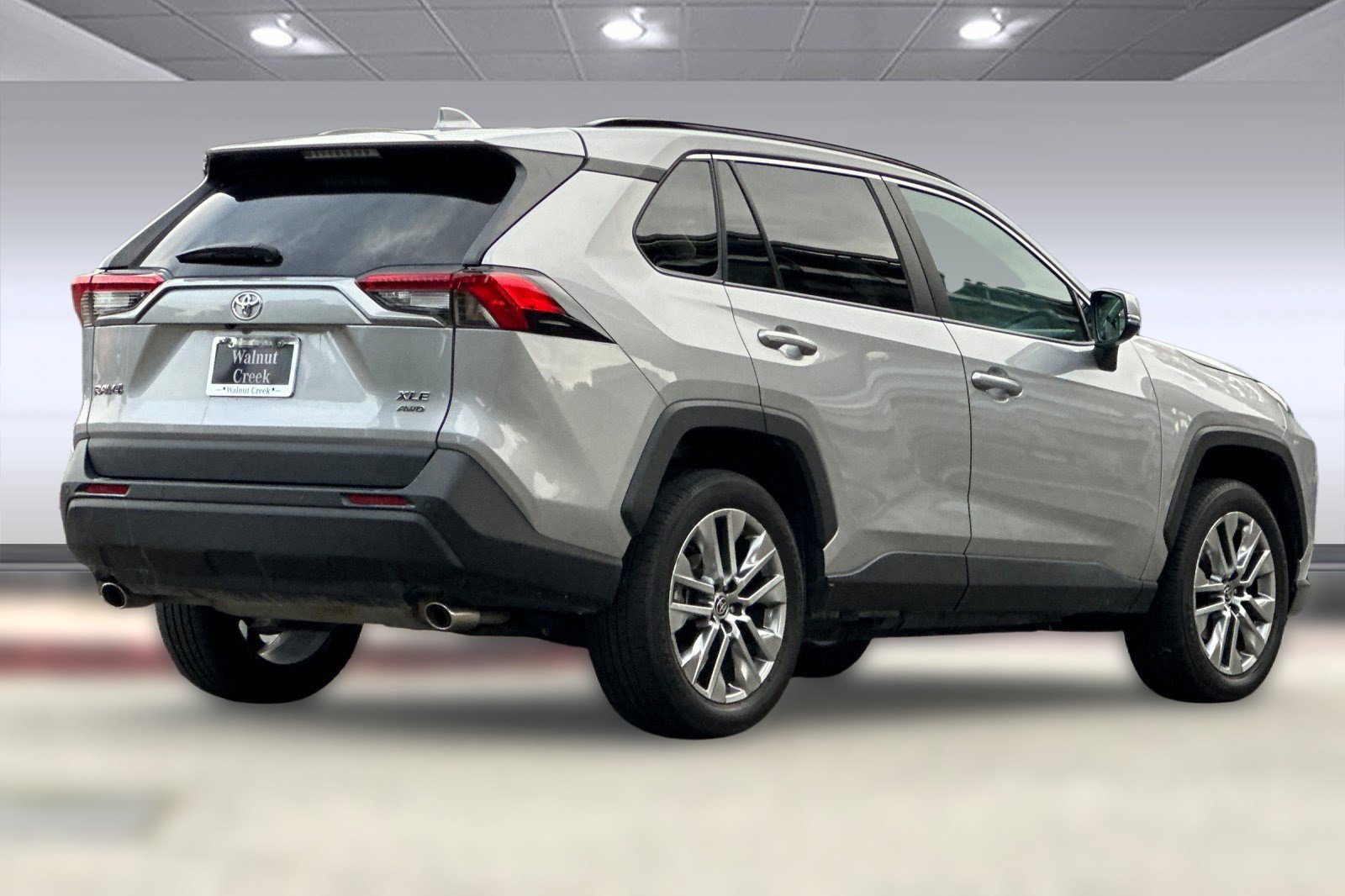 2023 Toyota RAV4 XLE Premium photo 3