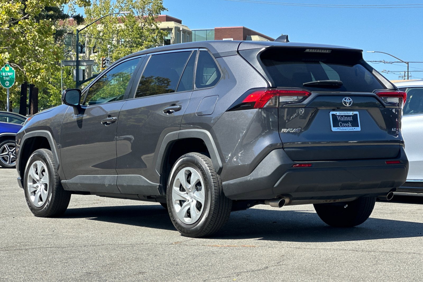 2022 Toyota RAV4 LE photo 2