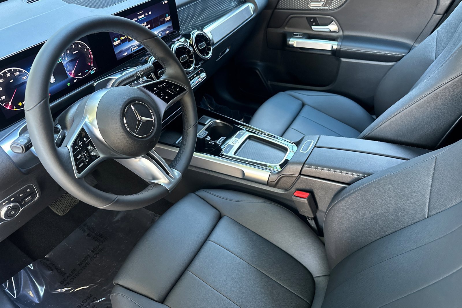 2026 Mercedes Benz GLB 250 photo 3