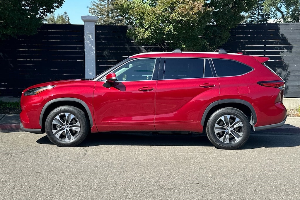 Used 2022 Toyota Highlander Hybrid XLE FWD SUV