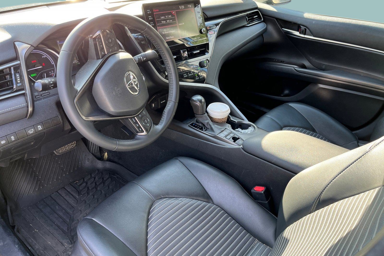 2021 Toyota Camry Hybrid SE photo 3