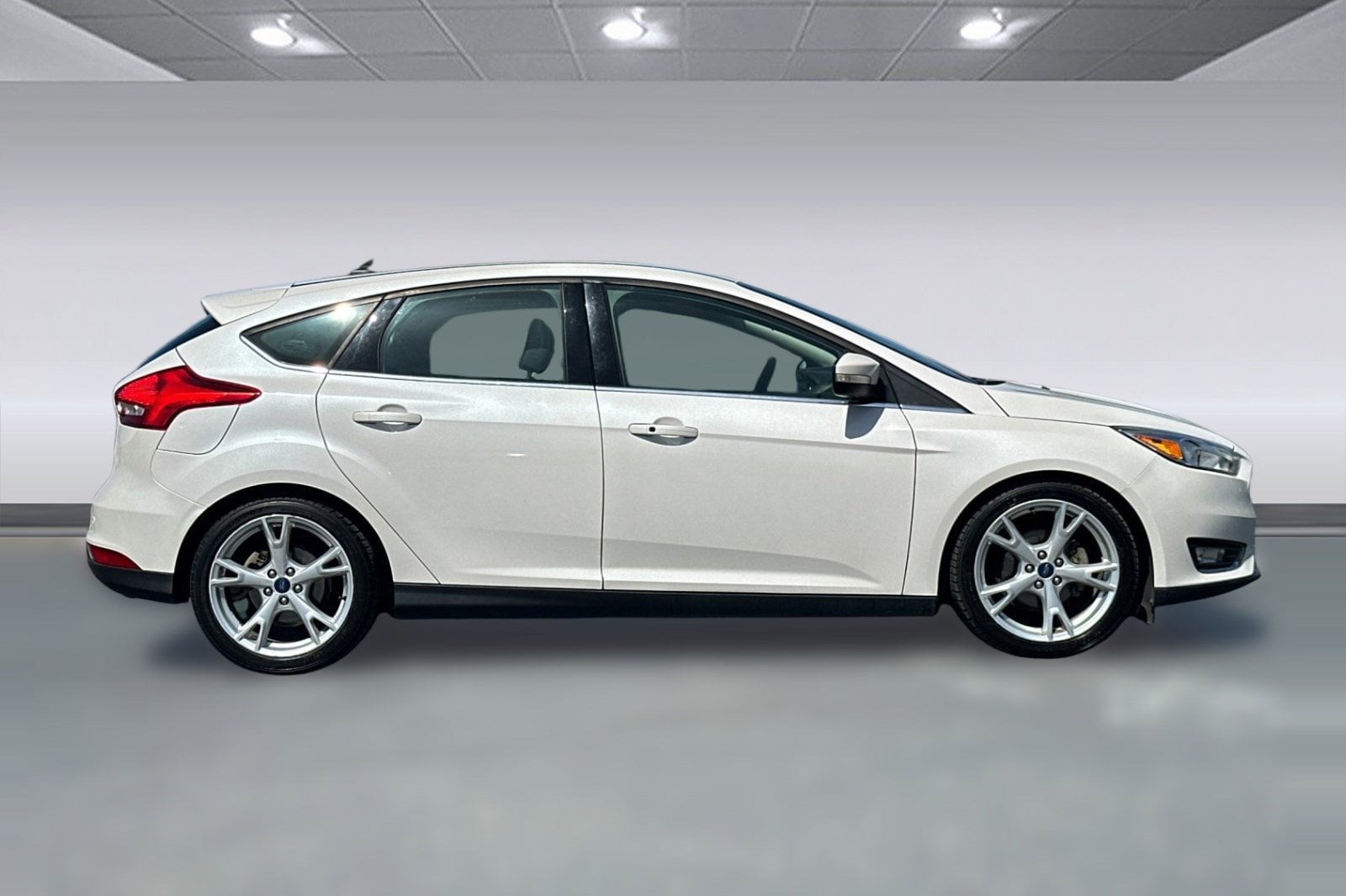 2016 Ford Focus 5dr HB Titanium photo 3