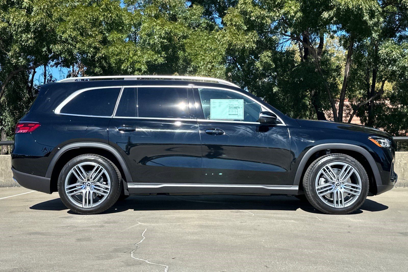 2025 Mercedes Benz GLS 450 4MATIC photo 2