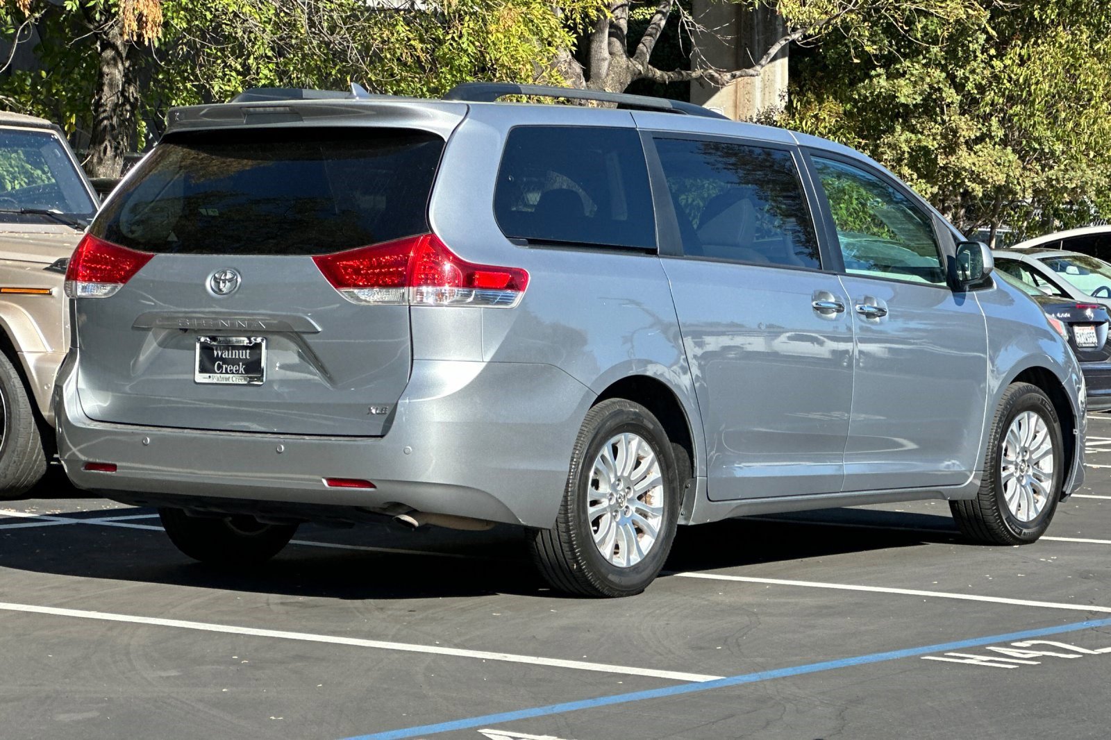 2011 Toyota Sienna XLE photo 3