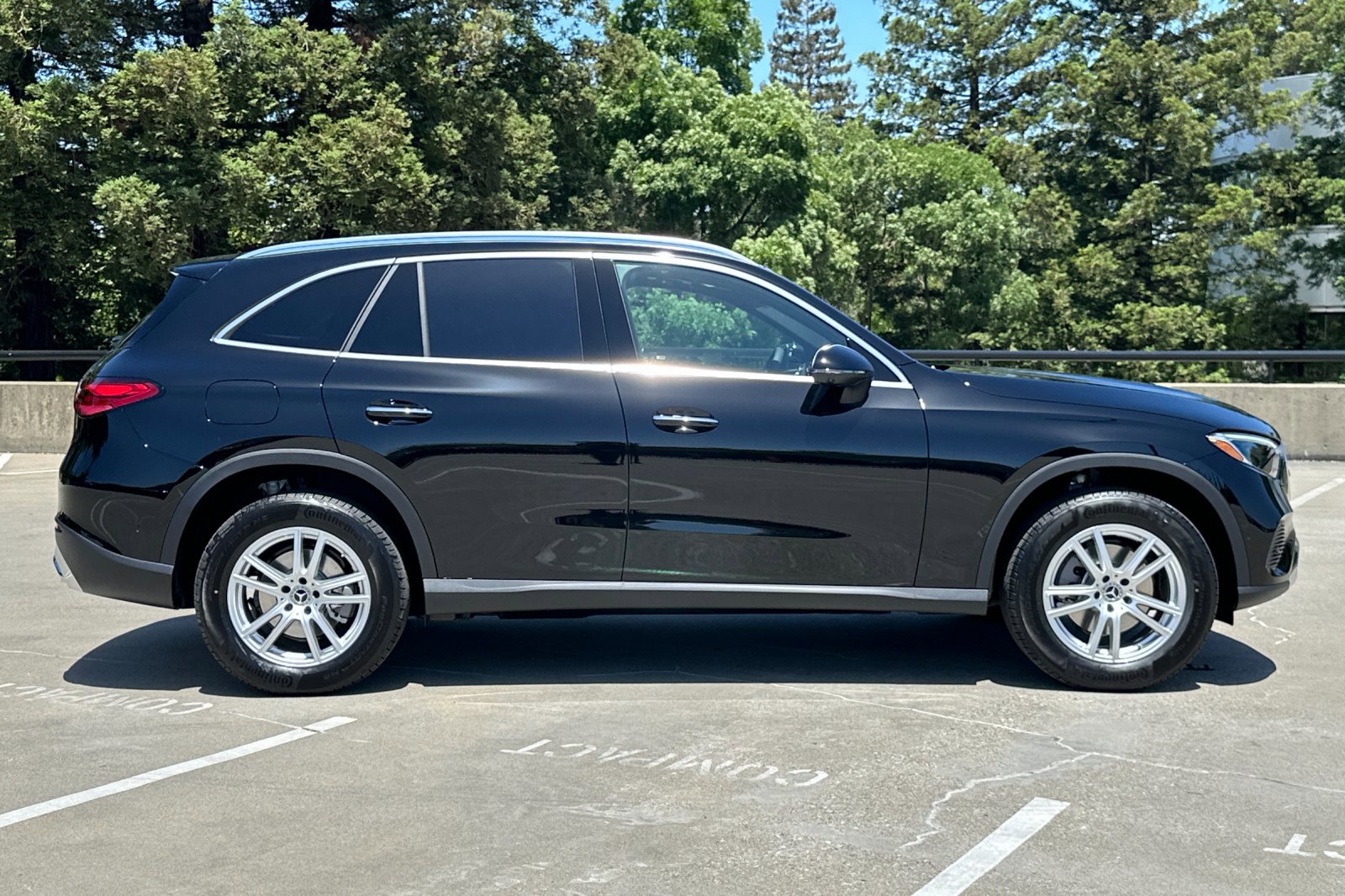 2025 Mercedes Benz GLC 300 photo 2