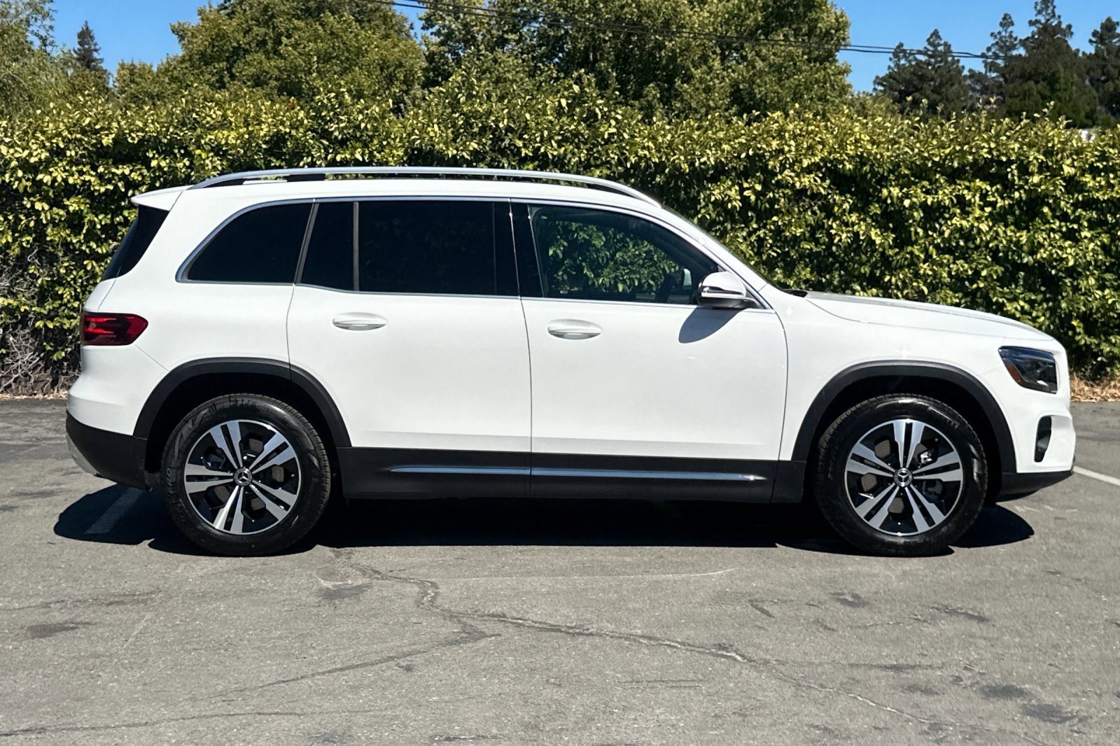 2026 Mercedes Benz GLB 250 photo 2