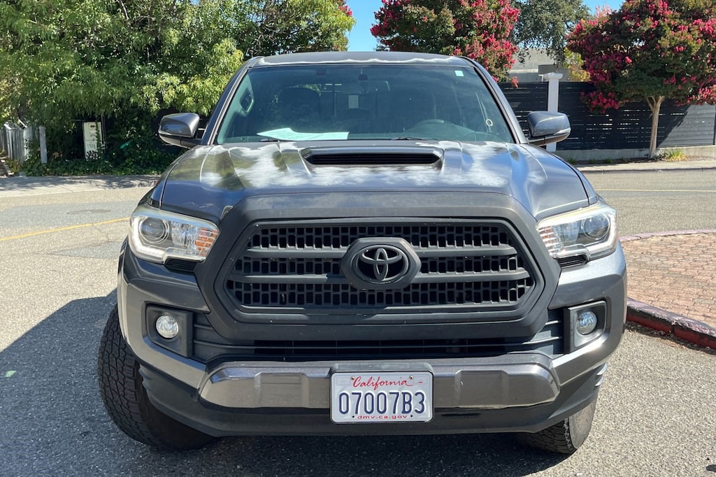 Used 2017 Toyota Tacoma TRD Sport Double Cab 5' Bed V6 4x2 AT Truck Double Cab