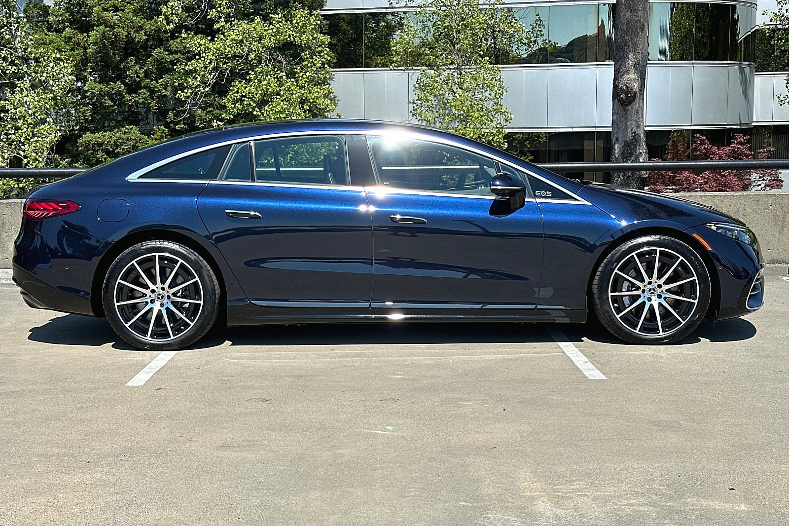 2022 Mercedes Benz EQS-Class Sedan photo 2