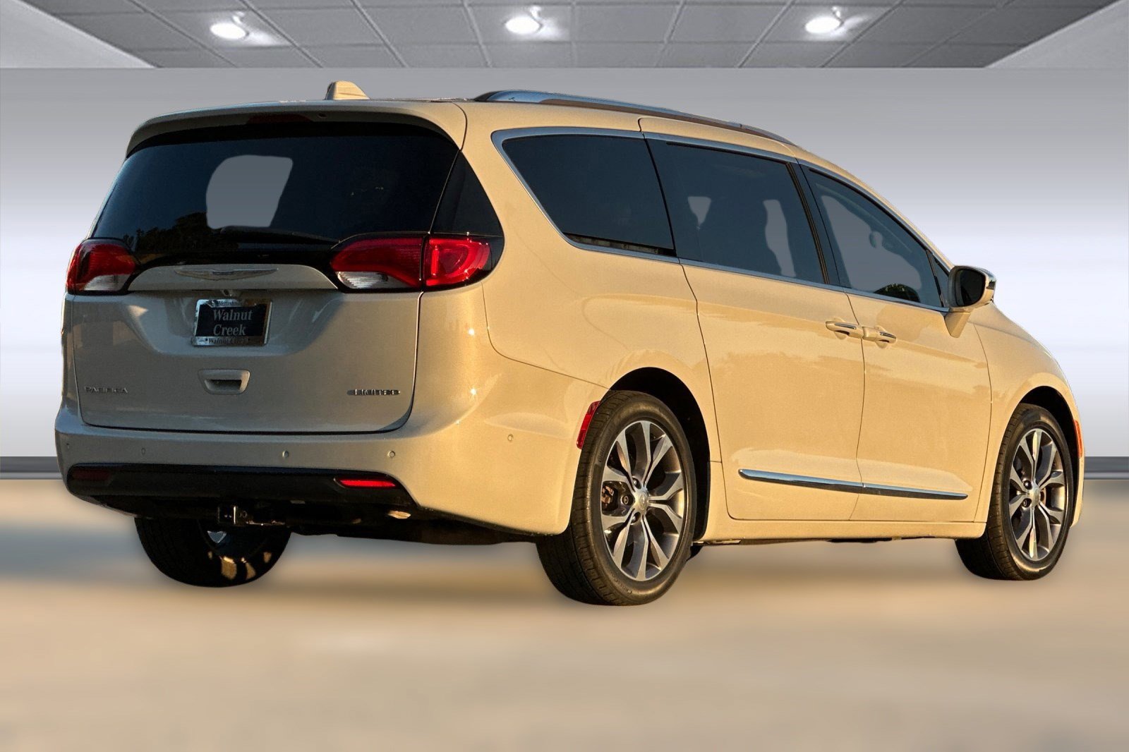 2017 Chrysler Pacifica Limited photo 3