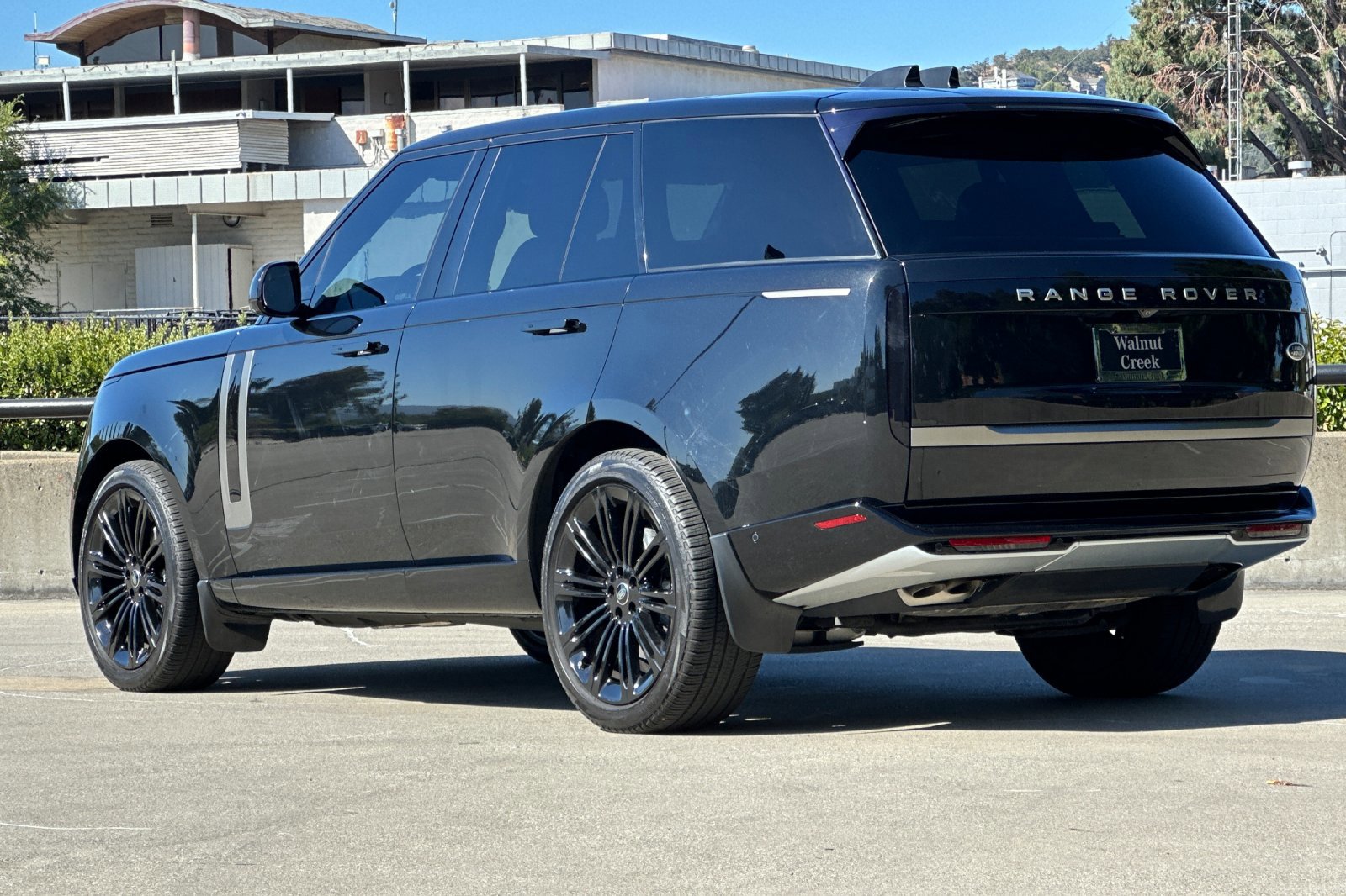 2023 Land Rover Range Rover SE photo 3