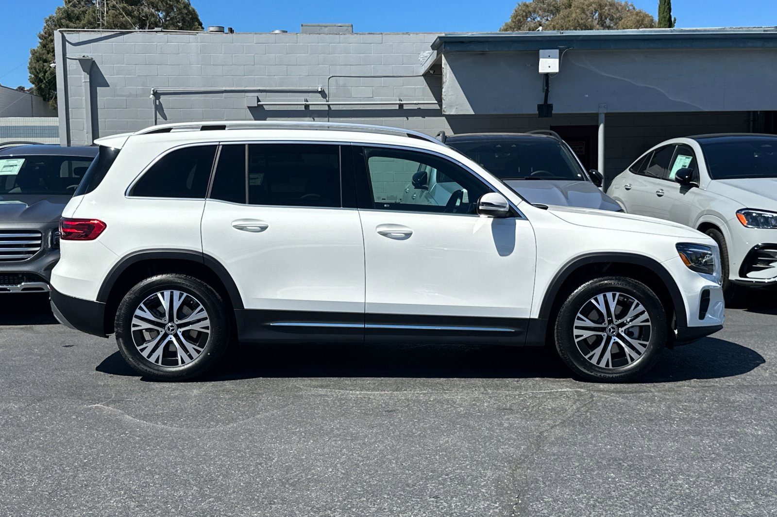 2026 Mercedes Benz GLB 250 photo 2