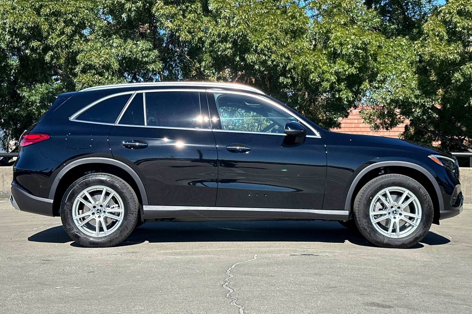 2025 Mercedes Benz GLC 300 photo 2