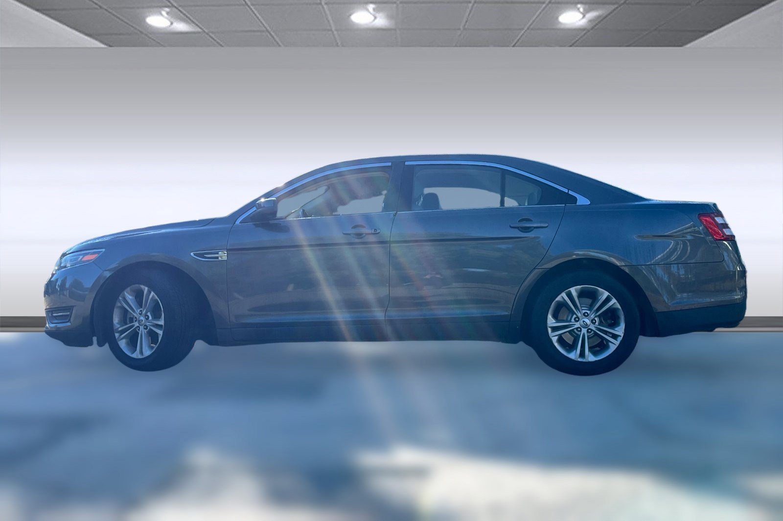 2017 Ford Taurus SEL photo 2